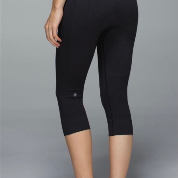 Lululemon Seamlessly street crop size 8 26-27” - Picture 2 of 6